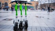 Three e-scooters are in front of the train station in Hanover.  © picture alliance / photo booth |  Andre Havergo 