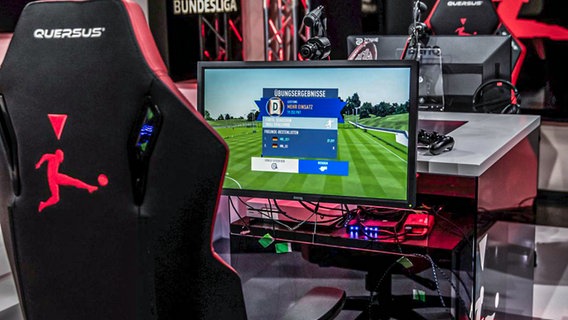 Ein "Arbeitsplatz" der E-Sportler ist zu sehen, ein Bildschirm auf dem ein Fußballspiel pausiert ist. © NDR Foto: Matthias Dröge
