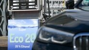 Ein Auto tankt an einer E20 Zapfsäule © dpa 