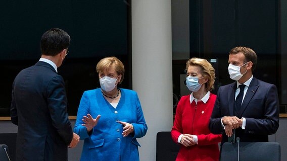 Der niederländische Premierminister Mark Rutte, Bundeskanzlerin Angela Merkel (CDU), EU-Kommissionspräsidentin Ursula von der Leyen und der französische Präsident Emmanuel Macron (v.l.n.r.) stehen während eines Treffens am Rande des EU-Gipfels zusammen. © dpa bildfunk/AP Pool Foto: Francisco Seco