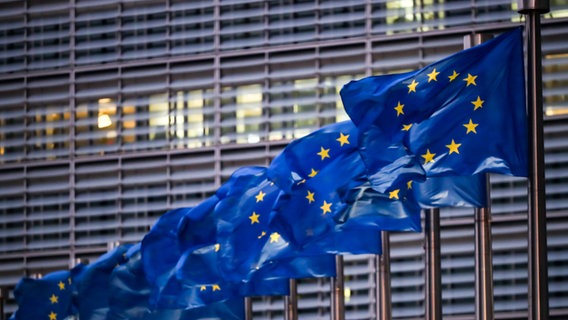 Europaflaggen wehen vor dem Sitz der EU-Kommission in Brüssel. © Zhang Cheng/XinHua/dpa 