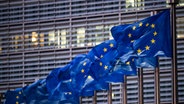 Europaflaggen wehen vor dem Sitz der EU-Kommission in Brüssel. © Zhang Cheng/XinHua/dpa 