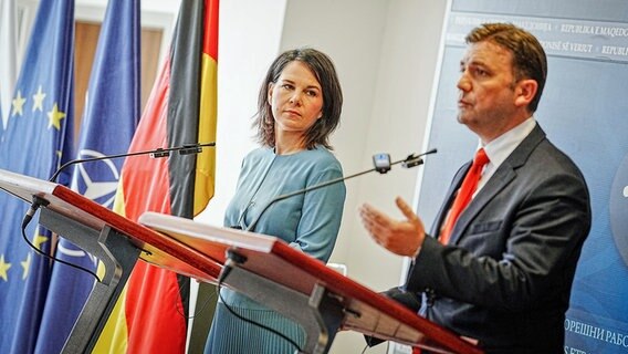 Bundesaußenministerin Annalena Baerbock (Grüne) und Bujar Osmani, Außenminister von Nordmazedonien, geben eine Pressekonferenz. © dpa-Bildfunk Foto: Kay Nietfeld