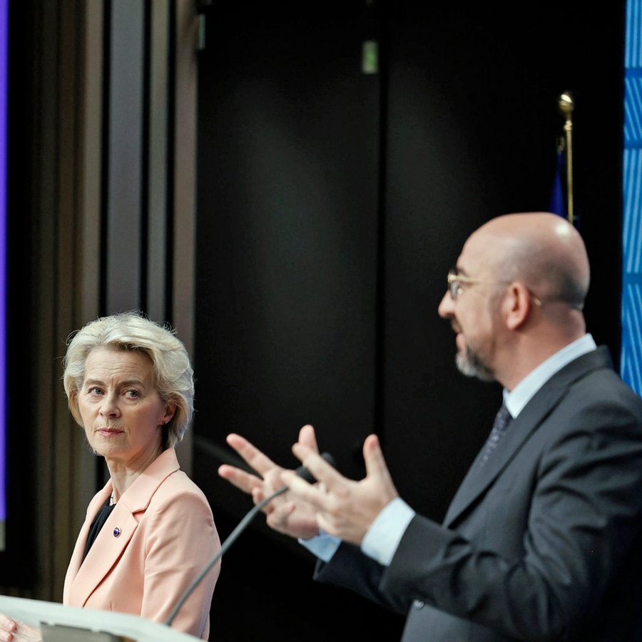 Der Präsident des Europäischen Rates, Charles Michel (r.) und die Präsidentin der Europäischen Kommission, Ursula von der Leyen, sprechen auf einer Medienkonferenz während eines EU-Gipfels in Brüssel. © Omar Havana/AP/dpa 