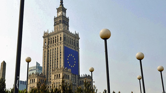 Riesige EU-Flagge auf dem Kulturpalast in Warschau © AP Foto: Alik Keplicz