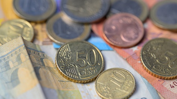 Euro-Geldscheine und -Münzen © picture alliance Foto: NurPhoto | Jonathan Raa