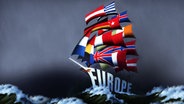 Illustration auf einem Plakat: Ein Schiff mit einem Segel, das aus vielen europäischen Länderflaggen besteht. © picture-alliance Foto: Leemage