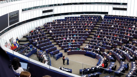 Abgeordnete nehmen an einer Sitzung im Europäischen Parlament teil. © picture alliance/dpa/AP Foto: Jean-Francois Badias