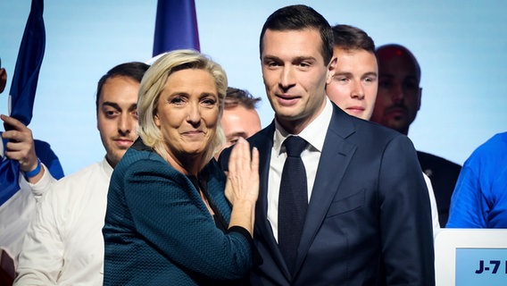Die Vorsitzende der französischen rechtsextremen Nationalen Sammlungsbewegung, Marine Le Pen, und der Spitzenkandidat der Partei für die Europawahl, Jordan Bardella, stehen während einer Wahlkampfveranstaltung zusammen. © dpa-Bildfunk Foto: Thomas Padilla