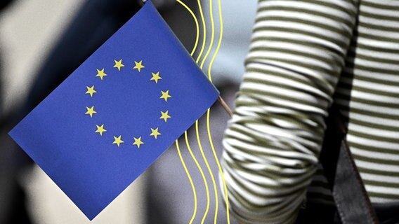 Eine EU-Flagge bei der EU­Tour durch die Nürnberger Altstadt anlässlich der anstehenden Europawahl am 9. Juni 2024. © picture alliance Foto: Dwi Anoraganingrum