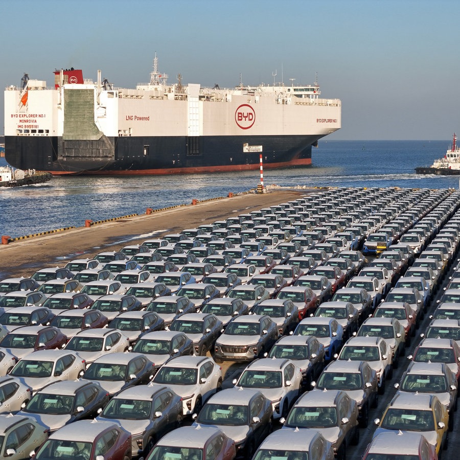 Ein Frachtschiff der chinesischen E-Auto-Marke BYD fährt aus dem Hafen. Es ist mit E-Autos beladen. © picture alliance 