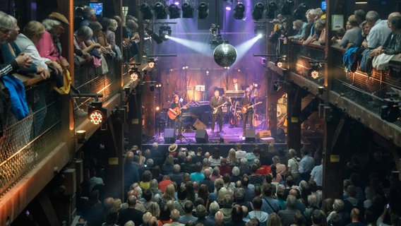Blick von oben auf die Bühne im Kulturzentrum Fabrik in Hamburg während eines Konzerts. © dpa bildfunk Foto: Markus Scholz