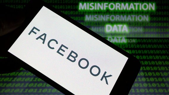 Das Wort Facebook steht auf einem Bildschirm, im Hintergrund sind die Worte Data, Misinformation and binäre Codes zu sehen. © picture alliance / ZUMAPRESS.com Foto: Andre M. Chang