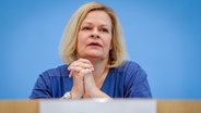 Bundesinnenministerin Nancy Faeser stellt bei einer Pressekonferenz den Verfassungsschutzbericht vor. © Kay Nietfeld/dpa Foto: Kay Nietfeld