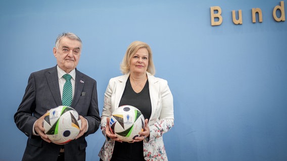 Nancy Faeser und Herbert Reul geben vor der Fußball-Europameisterschaft eine Pressekonferenz. © picture alliance/dpa | Kay Nietfeld Foto: Kay Nietfeld