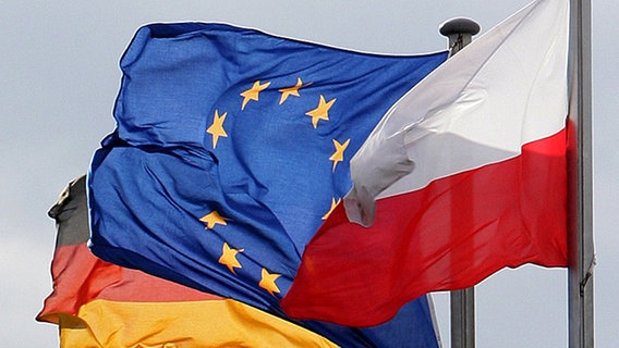 Die Fahnen von Deutschland, der Europäischen Union und von Polen © dpa Foto: Patrick Pleul