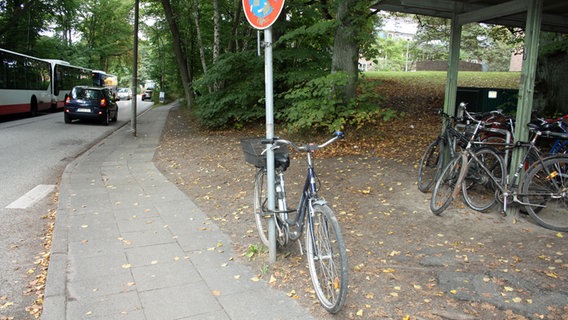 Ein an einem Verkehrsschild angeschlossenes Fahrrad. © NDR Foto: Florian Wöhrle