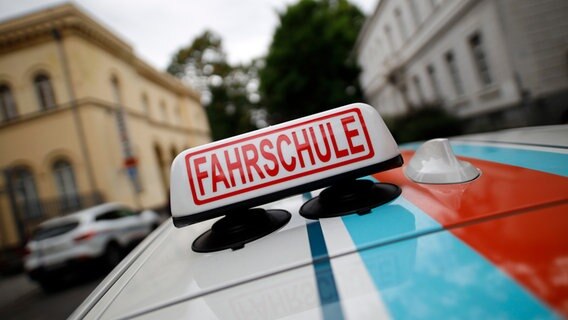 Fahrschulzeichen auf einem Fahrschulwagen. © picture alliance Foto: Christoph Hardt