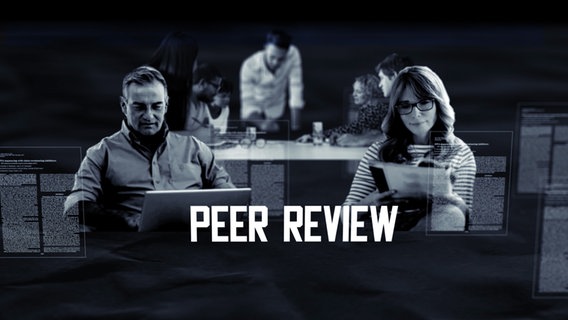 Animation: Ein Mann und eine Frau sitzen an einem Tisch und lesen. © ARD Exlcusiv Fake Science 