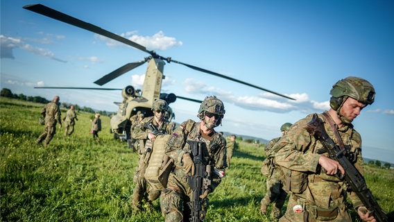 Fallschirmjäger der Bundeswehr bei einer Übung © picture alliance/dpa Foto: Kay Nietfeld