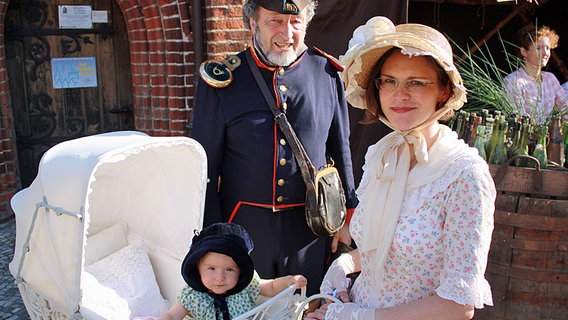 Die Eheleute Pomp-Richter mit ihrer Tochter Florentine Mathilde bei einem Biedermeierfest. © privat 