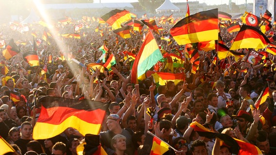 Deutsche Fans jubeln. © dpa - Bildfunk Foto: Malte Christians