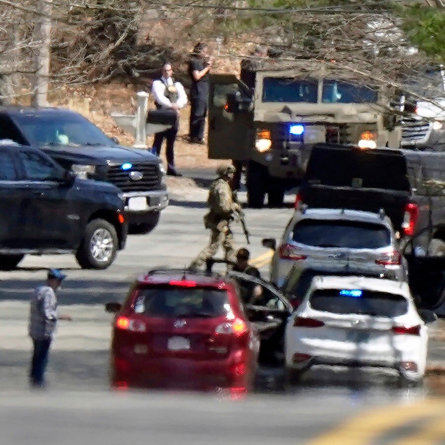 Mitglieder der US-Strafverfolgungsbehörden versammeln sich auf einer Straße in Dighton, Massachusetts. Dort wird ein Mitglied der Massachusetts Air National Guard festgenommen, das als Hauptverdächtiger im Zusammenhang mit der Weitergabe streng geheimer Militärdokumente gilt. © Steven Senne/AP/dpa 