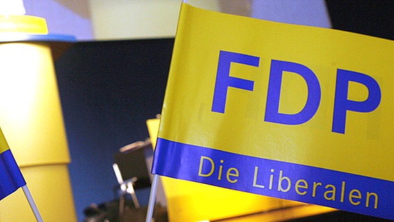 FDP-Fähnchen © picture-alliance / dpa Foto: Franz-Peter Tschauner