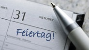 In einem Kalender steht am 31. Oktober das Wort "Feiertag". © dpa picture alliance Foto: Bildagentur-online/Ohde