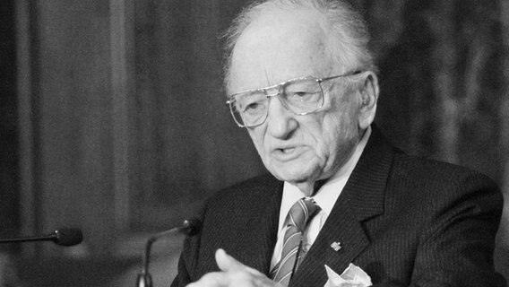 Der Chefankläger bei den Nürnberger Nachfolgeprozessen, Benjamin Ferencz spricht im Jahr 2010 während des Festakts zur Eröffnung des "Memorium Nürnberger Prozesse" im Saal 600 des Landgerichts in Nürnberg. In dem Saal hatten nach dem Zweiten Weltkrieg die vier Siegermächte die Hauptkriegsverbrecher des Naziregimes vor einem internationalen Militärtribunal zur Rechenschaft gezogen. © Armin Weigel/dpa 