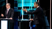 Premierminister Rishi Sunak (r.) und der Vorsitzende der Labour-Partei, Sir Keir Starmer, während der TV-Debatte zu den Parlamentswahlen. © dpa-Bildfunk 