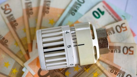 Ein Heizungsknauf liegt auf ausgebreitetem Geld. © dpa picture alliance Foto: Stefan Sauer