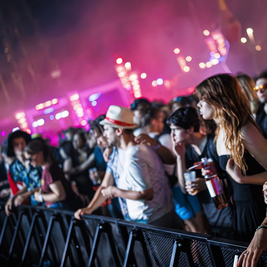 Besucherinnen und Besucher eines Musik-Festivals © picture alliance/KEYSTONE Foto: VALENTIN FLAURAUD