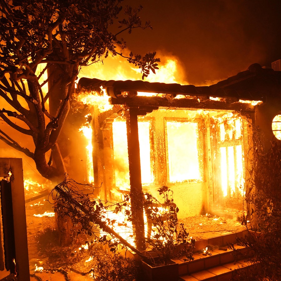 Ein brennendes Haus in Kalifornien © picture alliance / Sipa USA Foto: SOPA Images
