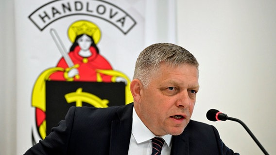 Robert Fico, Ministerpräsident der Slowakei, eröffnet eine Regierungssitzung. Der slowakische Regierungschef Fico ist nach einer Kabinettssitzung in der Stadt Handlova angeschossen und verletzt worden. © Radovan Stoklasa/TASR/dpa 