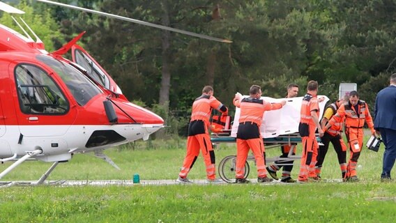 Rettungskräfte bringen den angeschossenen und verletzten slowakischen Ministerpräsidenten Robert Fico aus einem Rettungshubschrauber auf einer Trage in ein Krankenhaus in Banska Bystrica. © Jan Kroslák/TASR/dpa 