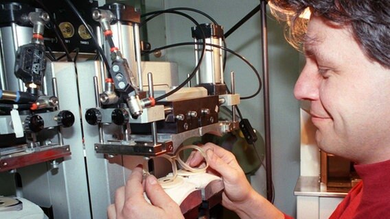 Konstrukteur testet neues Brillenmodell von Fielmann © dpa 