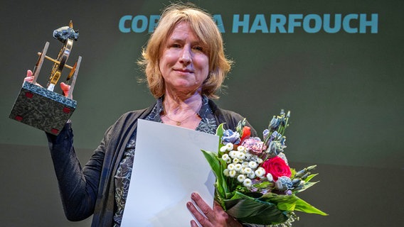 Die Schauspielerin Corinna Harfouch bei der Preisverleihung des "Goldenen Ochsen" beim Filmkunstfest MV in Schwerin. © picture alliance/dpa Foto: Jens Büttner