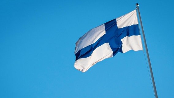 Die finnische Flagge weht an einem Fahnenmast © picture alliance / Sipa USA | SOPA Images 