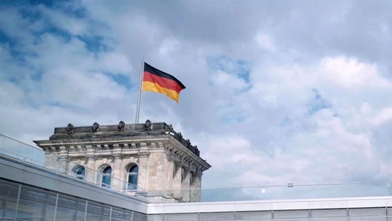 Deutsche Flagge weht in Berlin © NDR Foto: NDR
