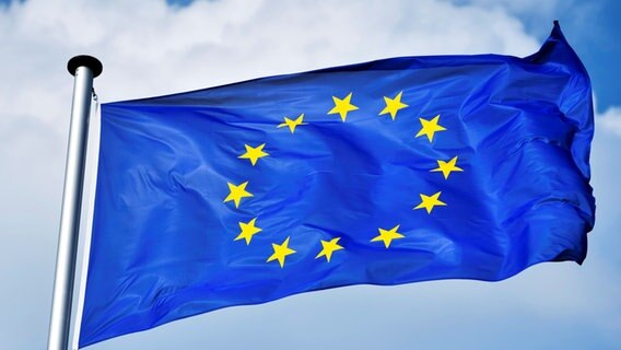 Eine EU-Fahne weht an einem Mast © picture alliance / Bildagentur-online/Ohde Foto: picture alliance / Bildagentur-online/Ohde