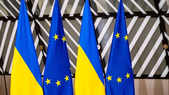 Zwei Fahnen Ukraine stehen abwechselnd neben zwei europäischen Fahnen © picture alliance / Photoshot | - 