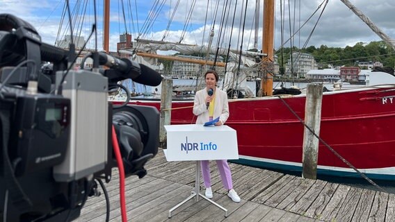 Romey Hiller probt im Hafen von Flensburg © NDR Foto: Melanie  Buth