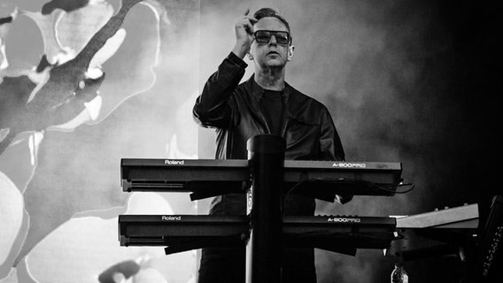 Der Keyboarder Andrew Fletcher steht bei einem Konzert seiner Band Depeche Mode auf der Bühne. © dpa picture alliance / Pacific Press Foto: Corrado Iorfida