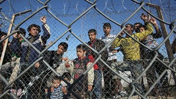Illegale Flüchtlinge in einem Auffanglager im griechischen Kyprinos. © dpa picture allaince Foto: Nikos Arvanitidis