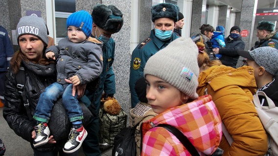 Menschen aus den Regionen Donezk und Luhansk © picture alliance/dpa/AP 