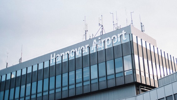 Das Gebäude des Hannover Airport in Langenhagen in der Außenansicht. © NDR Foto: Julius Matuschik