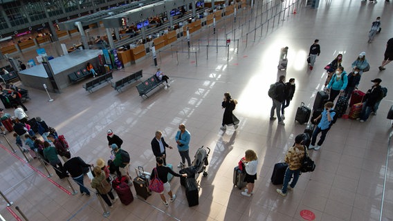 Am Hamburger Flughafen warten Reisende in einer langen Schlange vor dem Check-In im Terminal 1. © dpa Foto: Jonas Walzberg/dpa