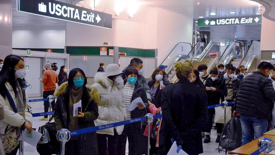 Reisende aus China werden bei ihrer Ankunft auf dem Flughafen in Mailand auf das Coronavirus getestet. © picture alliance / abaca Foto: Maule Maurizio/IPA/ABACA