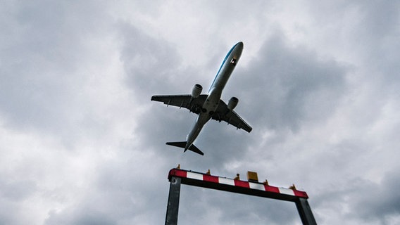 Ein Flugzeug hebt ab in den Himmel. © NDR Foto: Julius Matuschik